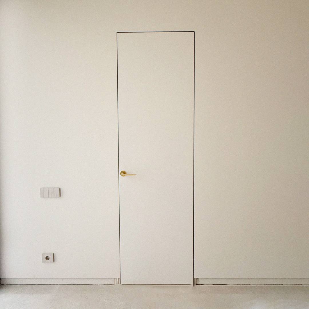 Minimalistické bílé dveře se skrytou zárubní
